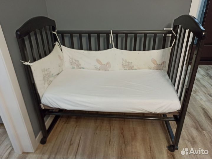 Детская кроватка со съёмной стенкой