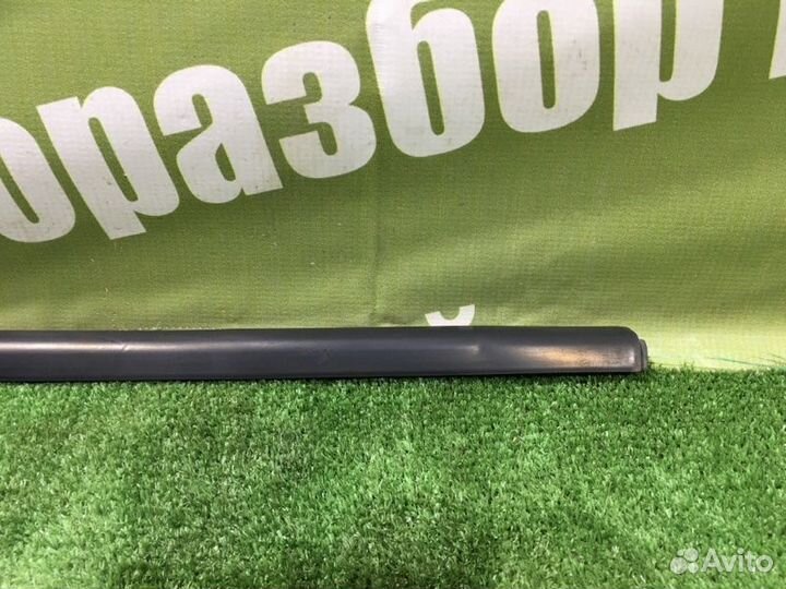 Уплотнитель стекла двери задний левый Ford Focus 2