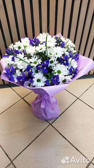 Букет из хризантем и ирисов