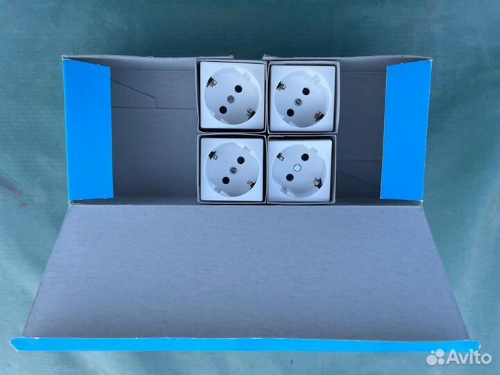 Розетки в напольный розеточный блок Simon K4