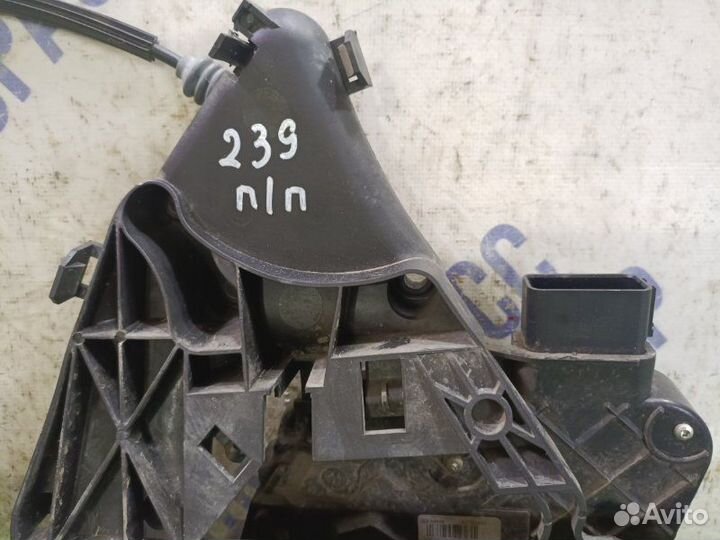 Замок двери передний правый Volvo S40 седан 1.6