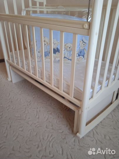 Детская кроватка с поперечным маятником