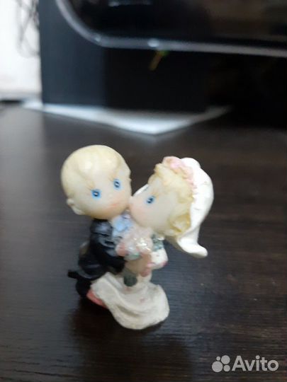 Статуэтки,подсвешник,держатель телефона