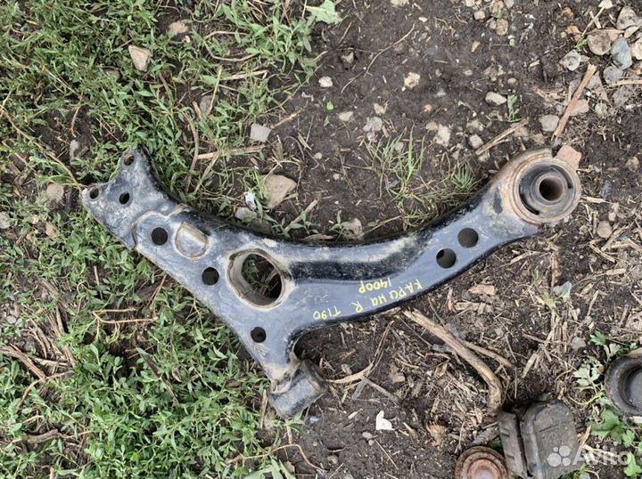 Рычаг правый передний Toyota Carina T190