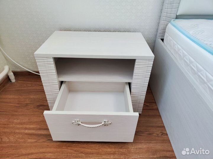 Тумба прикроватная