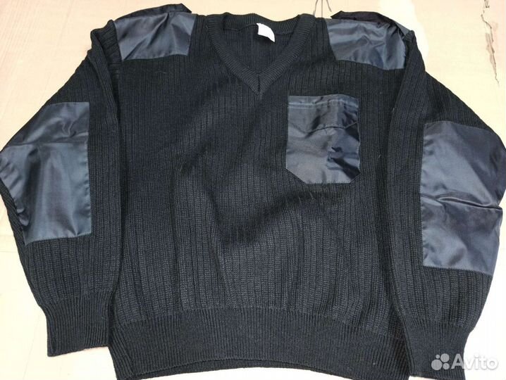 Свитер с нашивками