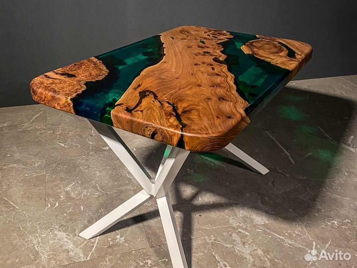 Стол из эпоксидной смолы