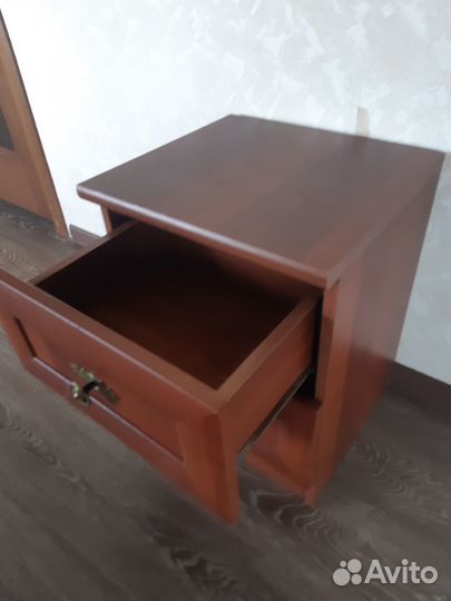 Тумба прикроватная