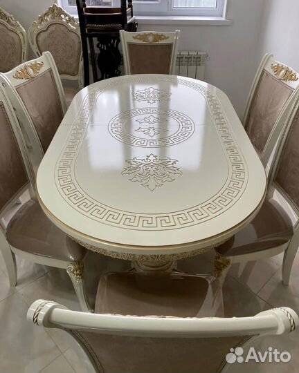 Стол и стулья