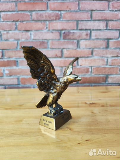 Статуэтка орла