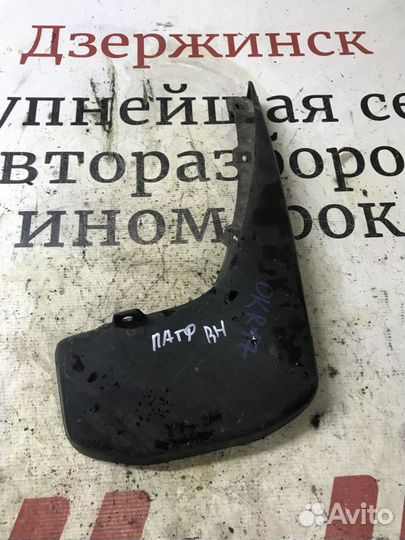 Брызговик передний правый Nissan Pathfinder