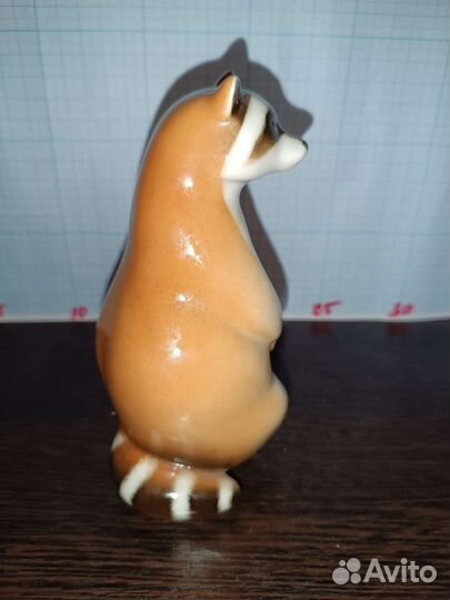 Фарфоровая статуэтка. Сидящий Енот. лфз