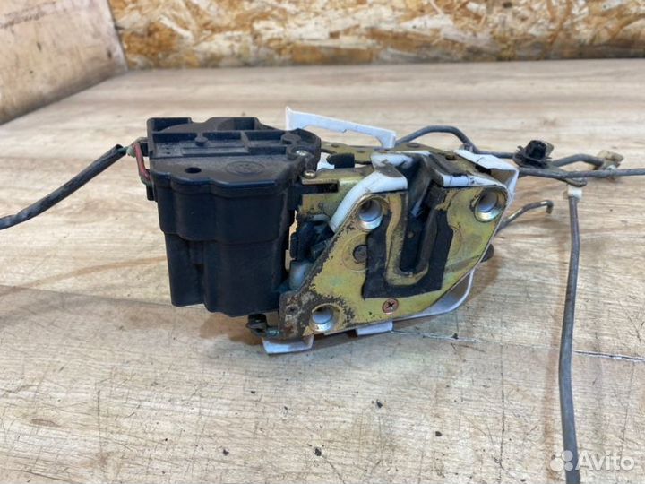 Замок двери передний правый Kia Clarus универсал