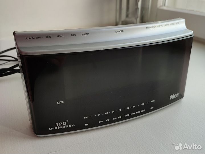 Электронные часы Vitek с радио