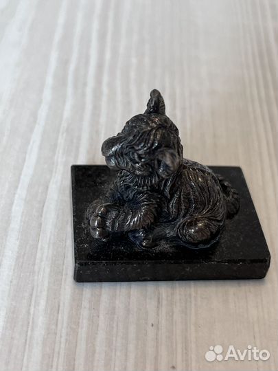 Тигренок из серебра на граните