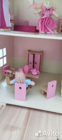 Деревянный домик с мебелью и куклами