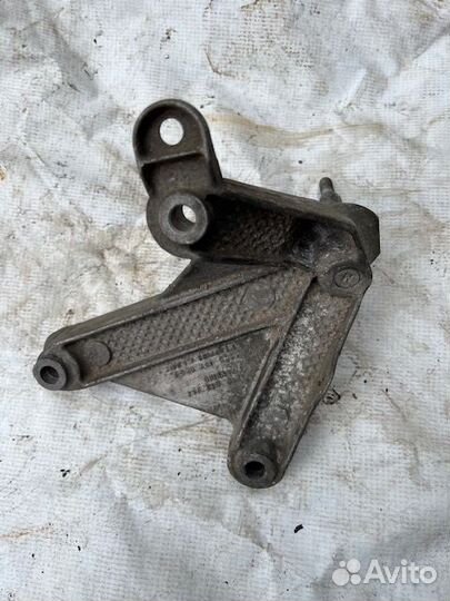 Кронштейн кпп Renault Logan (2004-2015)