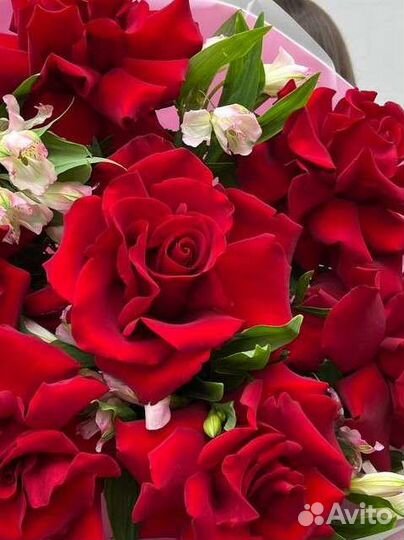 Букет ажурных роз с альстромерией