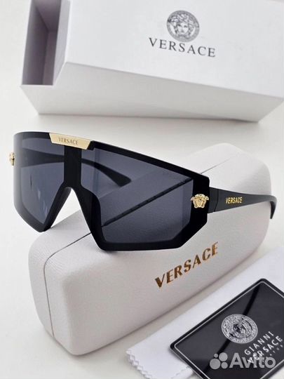 Солнцезащитные очки versace