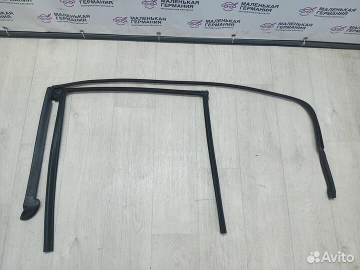 Уплотнитель стекла двери задний правый BMW 5