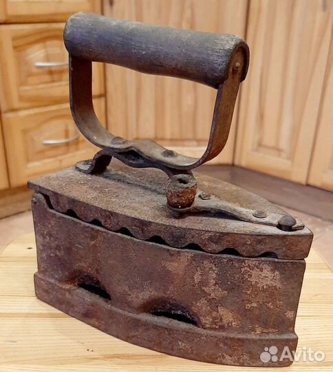 Старинный утюг на углях