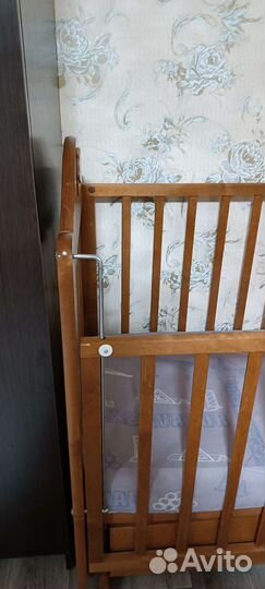 Детская кроватка с маятником и ящиком
