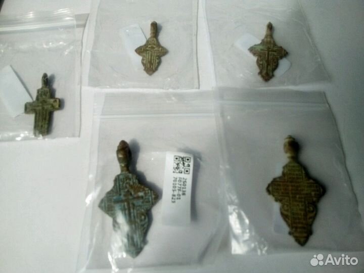 Коллекцию старинных крестиков