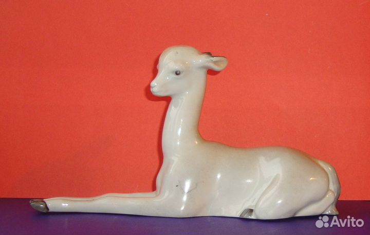 Фарфоровая статуэтка. Гуанако. Рига