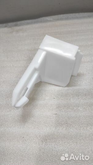 Клипса правая крепления бампера Mitsubishi lancerX