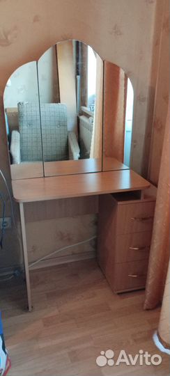 Туалетный столик с зеркалом