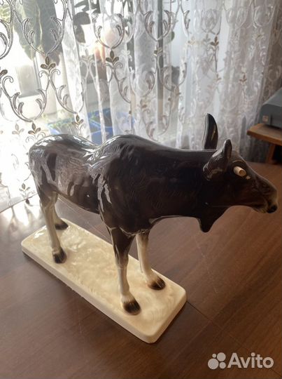 Фарфоровая статуэтка