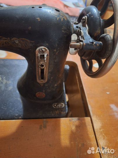 Швейная машинка старинная-подставка под мангал