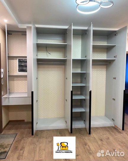 Прихожая со створчатыми дверями