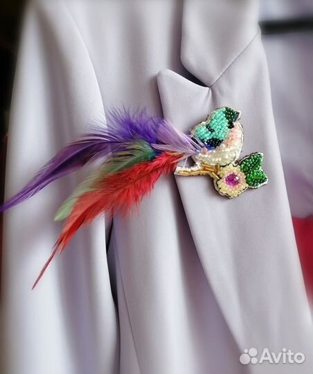 Брошь ручной работы из бисера 