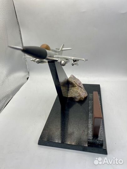 Скульптура из камня 18 съезд ВЛКСМ, самолет