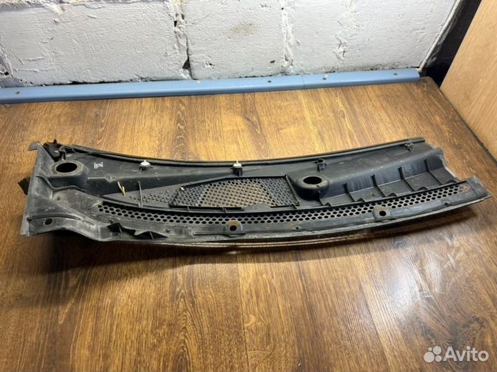 Решетка под лобовое стекло передняя левая Nissan