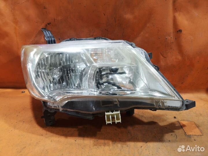 Фары Nissan Serena C26