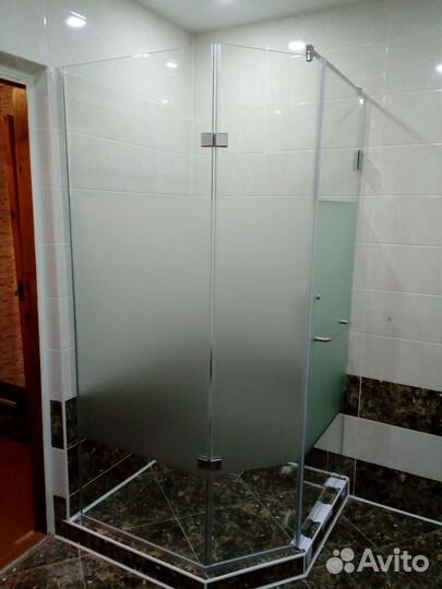 Стеклянные перегородки в ванную