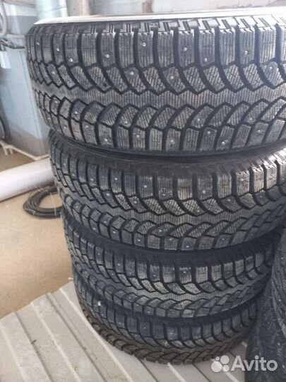 Bridgestone Blizzak Spike-01 235/65 R17 108T