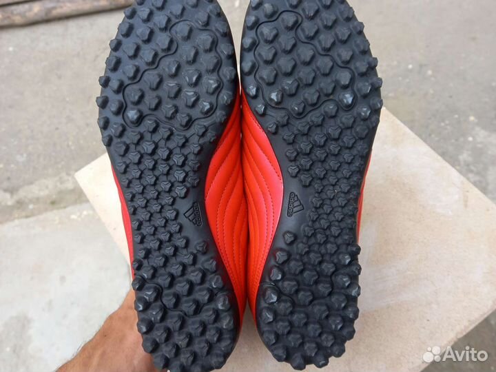 Футбольные кроссовки adidas