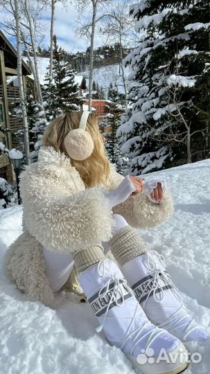 Продавец в магазин женской одежды шоурум