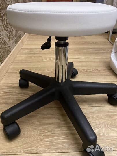 Продаю новый белый стул для мастера на колесиках