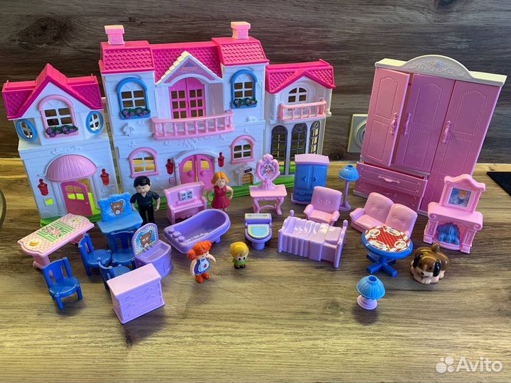 Кукольный домик с игрушками