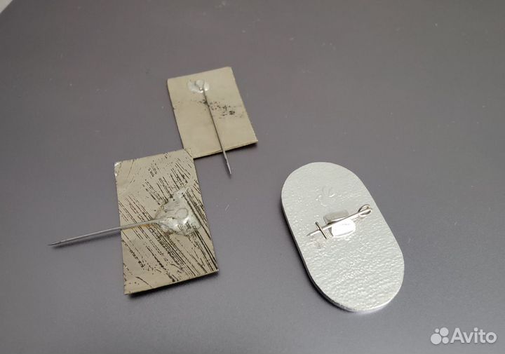 Значки СССР Хиси 1970 и трест сталь монтаж 1987