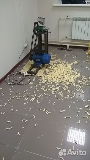 Пищевой экструдер с рамой и мотором