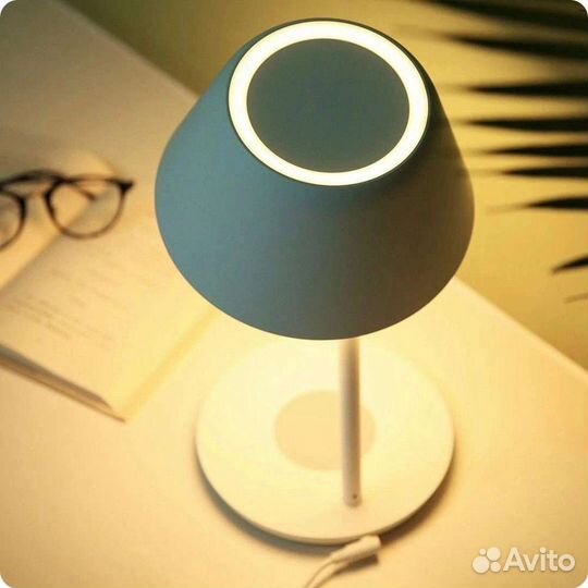 Настольная лампа Xiaomi с беспроводной зарядкой