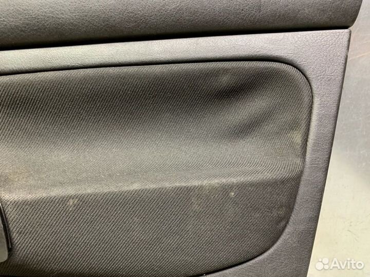 Обшивка двери передней правой Volkswagen Golf