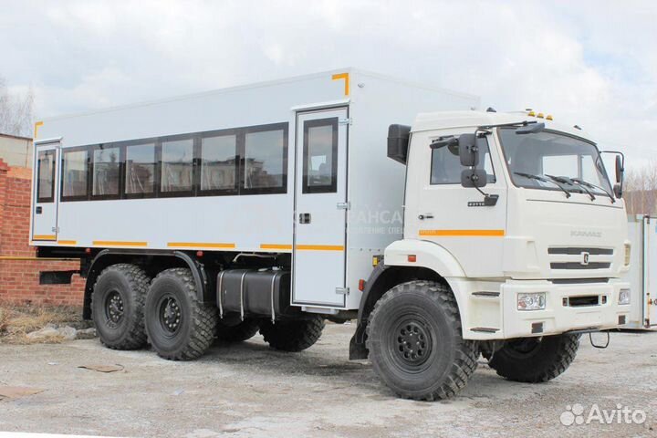 Водитель вахтового автобуса