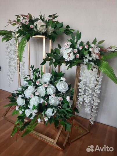 Свадебные цветы на стойке
