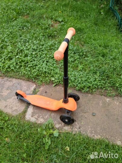 Продам самокат 3х колёсный с огоньками kress